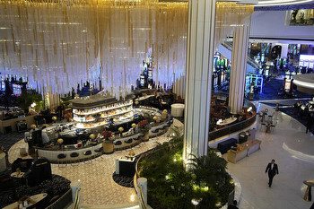 Las Vegas Advisor: Fontainebleau resort opens in Las Vegas
