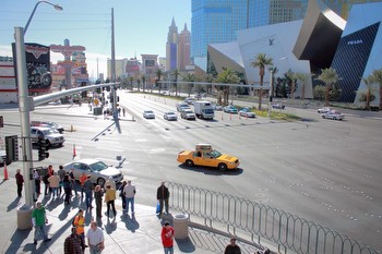 Las Vegas casinos, gamblers battle record temperatures